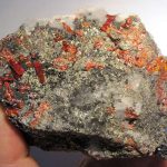 Réalgar, quartz et chalcopyrite, minéraux de Roumanie.