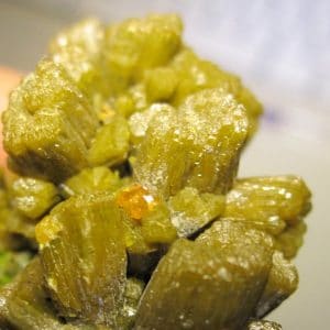 Wulfénite sur Pyromorphite, Les Farges, Ussel, Corrèze.