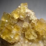 Fluorine jaune sur quartz, Valzergues, Aveyron.
