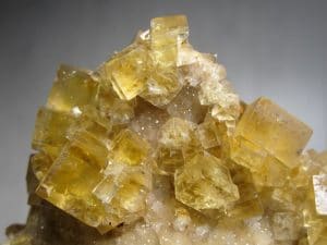 Fluorine jaune sur quartz, Valzergues, Aveyron.