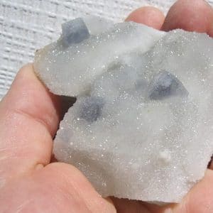 Fluorine bleue sur Quartz, mine de L'Avellan, Var.