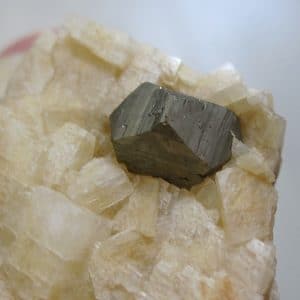 Pyrite sur dolomite, mine de Saint-Pierre-de-Mésage, Isère.