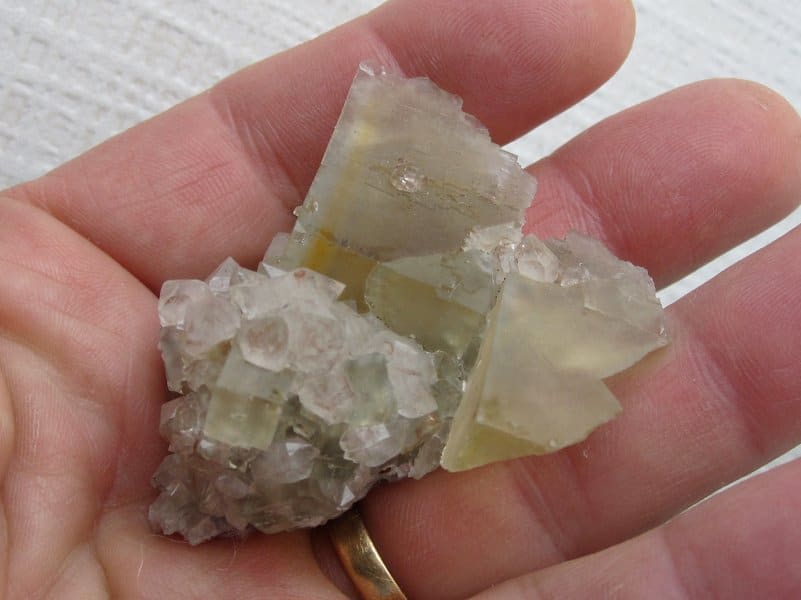 Fluorine jaune et quartz, Valzergues, Aveyron, France.