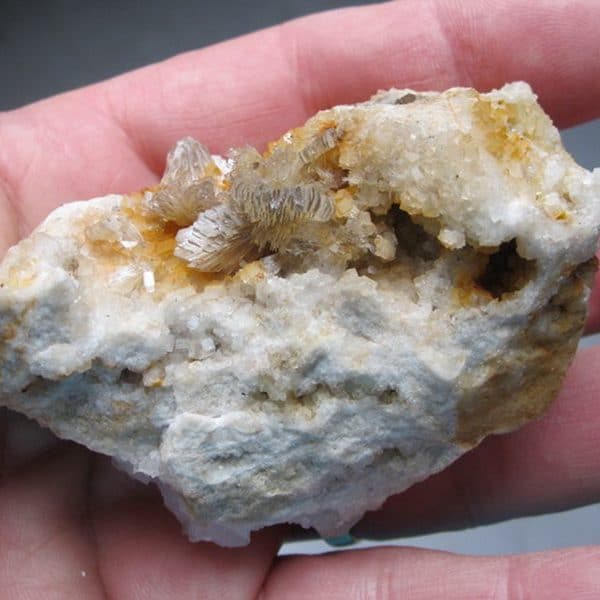 Hémimorphite, fluorine et quartz, L'Argentolle, Saône-et-Loire.