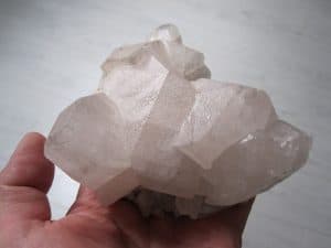 Calcite sur cristaux de quartz, cristallière de Maronne, Oisans, Isère.