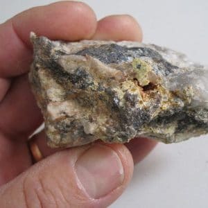 Bismuth natif, Zavaritskite, Russellite, carrière de Beauvoir à Échassières, Allier.