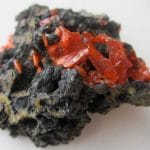 Crocoïte, vauquelinite, embreyite, Beresovsk, Russie.
