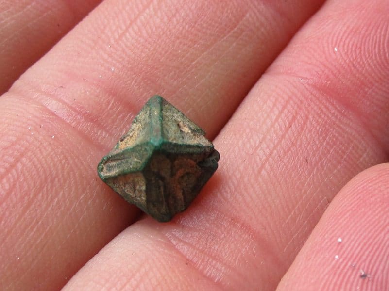 Cuprite pseudomorphosée en malachite, mine de Chessy, Rhône.