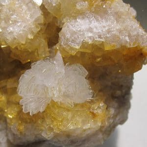 Hémimorphite sur Fluorine, L'Argentolle, Saint-Prix, Saône-et-Loire.