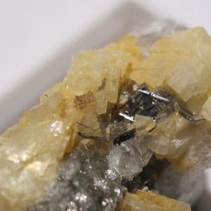 Rutile sur dolomite avec sidérite, tunnel de la Furka, Suisse.