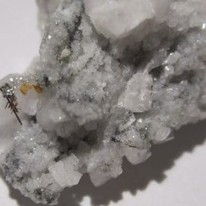 Adulaire et Rutile, minéraux du Tunnel de la Furka, Suisse.