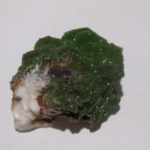 Pyromorphite verte sur barytine, les Farges, près d'Ussel, Corrèze.