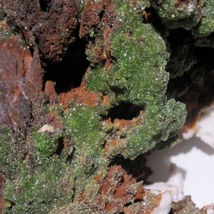 Pyromorphite verte sur Barytine, Les Farges, Ussel, Corrèze.