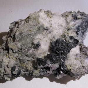 Fluorine violette et hématite, massif du Mont-Blanc, Haute-Savoie.