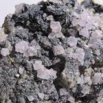 Fluorine violette et hématite, massif du Mont-Blanc, Haute-Savoie.