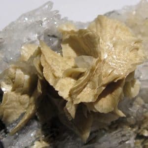 Sidérite et dolomite sur cristaux de quartz, mine des Rioux, La Mure, Isère.