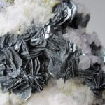 Fluorine violette et hématite, massif du Mont-Blanc, Haute-Savoie.