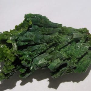 Pyromorphite verte, mine des Farges, près d'Ussel, Corrèze, France.