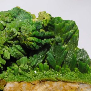 Cristaux verts de pyromorphite, mine des Farges, Ussel, Corrèze.