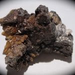 Galène recouverte de Plattnerite de la mine de Versilhac, Haute-Loire (Auvergne).