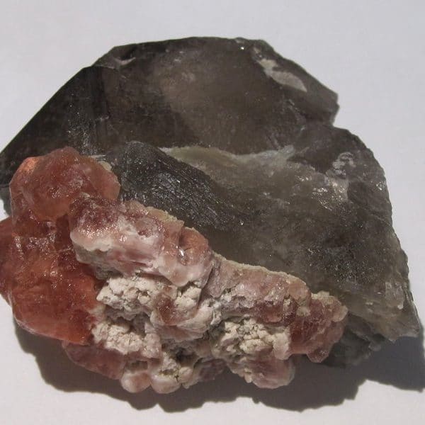 Fluorine rose sur quartz fumé, Chamonix, Haute-Savoie.