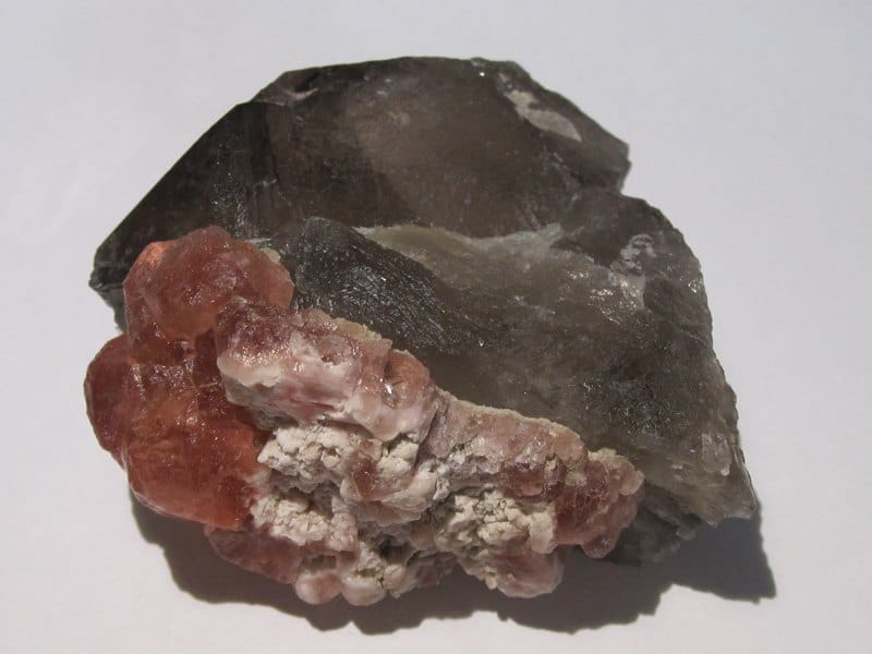 Fluorine rose sur quartz fumé, Chamonix, Haute-Savoie.