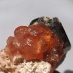 Fluorine rose sur quartz fumé, Chamonix, Mont-Blanc, Haute-Savoie.