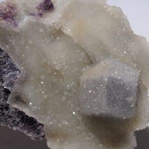 Cristal de fluorine recouvert de quartz, Moustier-Ventadour, Corrèze.