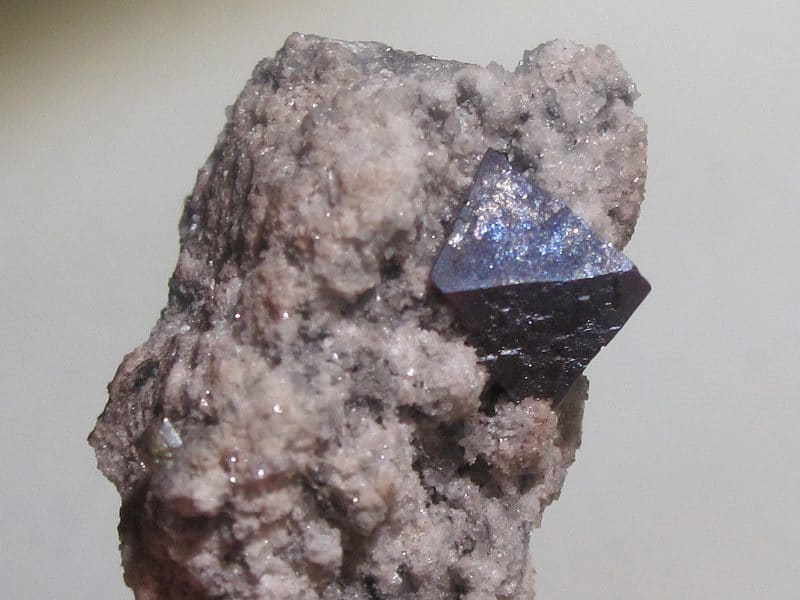 Cristal de cuprite, mine de Tsumeb, Namibie.