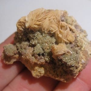 Mimétite, Baryte et Fluorite, mines de Monterniers, Lantignié, Rhône.