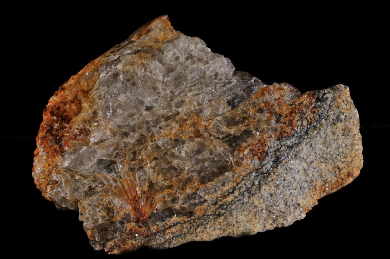 Cristaux de Béryl avec quartz dans la granulite, Ménez Goaillou, Finistère.