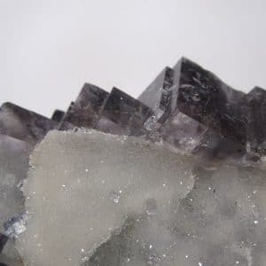 Fluorine bleue sur cristaux de quartz, mine de L'Avellan, Var.
