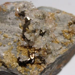 Chalcopyrite et quartz, Villefranche de Rouergue, Aveyron.