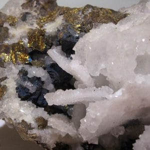 Chalcopyrite et quartz, mine du Burc, Tarn.