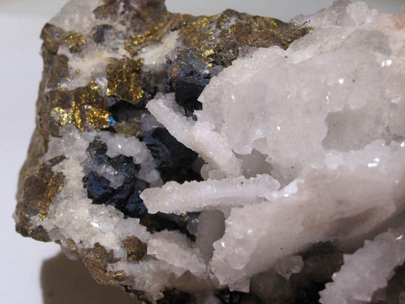Chalcopyrite et quartz, mine du Burc, Tarn.