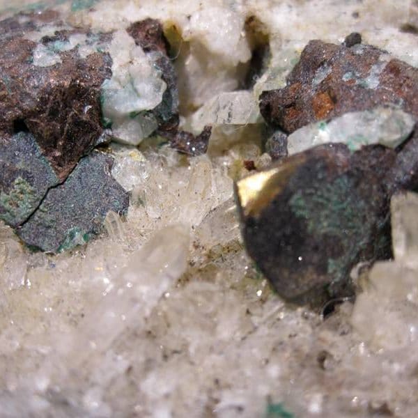 Chalcopyrite sur quartz de La Gardette, Bourg d'Oisans, Isère.