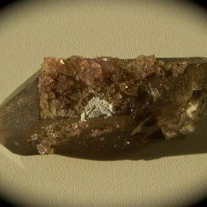 Fluorite rose sur cristal de quartz fumé, Chamonix, Haute-Savoie.