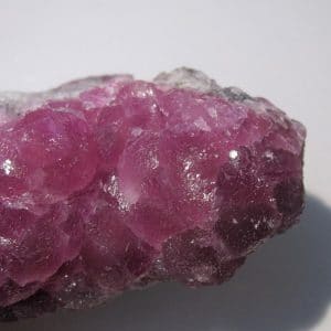 Cobaltocalcite, mine de Bou Azzer, Maroc.