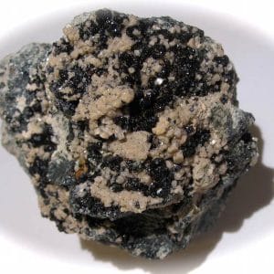 Diopside, minéral trouvé à Bériond, Bessans, Savoie.