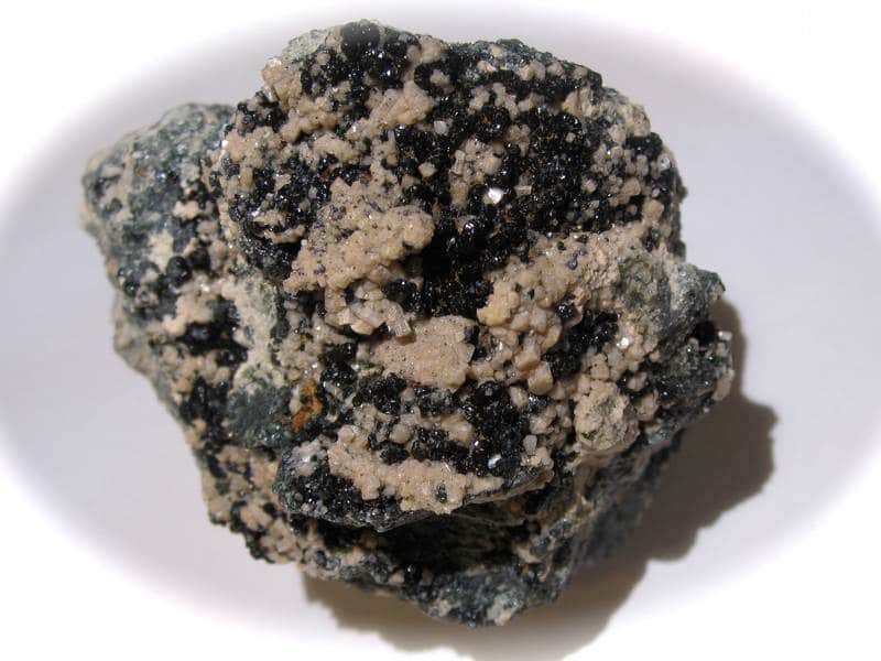 Diopside, minéral trouvé à Bériond, Bessans, Savoie.
