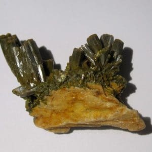 Cristaux de Pyromorphite verts avec des terminaisons jaunes des Farges.