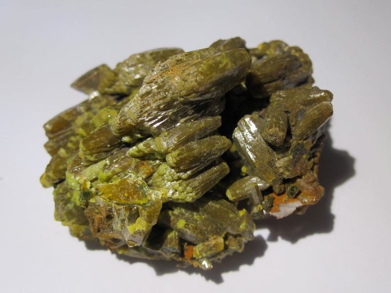 Pyromorphite en cristaux vert brun brillants des Farges en Corrèze.