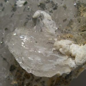 Cristaux de fluorite incolore et baryte de la mine de Fontsante (Var).