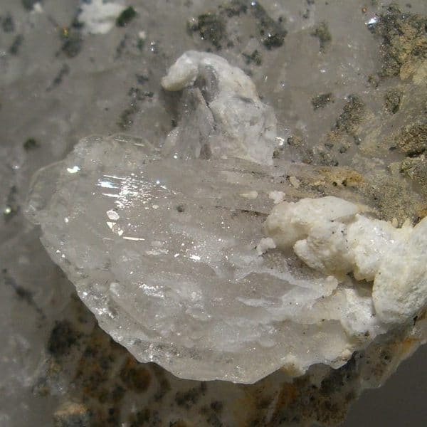 Cristaux de fluorite incolore et baryte de la mine de Fontsante (Var).