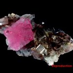 Livre sur les minéraux : fluorite rose de Chamonix (du massif du Mont-Blanc en Haute-Savoie).