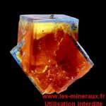 Livre sur les minéraux : fluorite de Valzergues (Aveyron).
