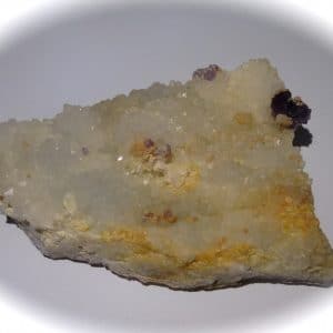 Fluorine violette et calcite sur quartz, Fontsante, Var.