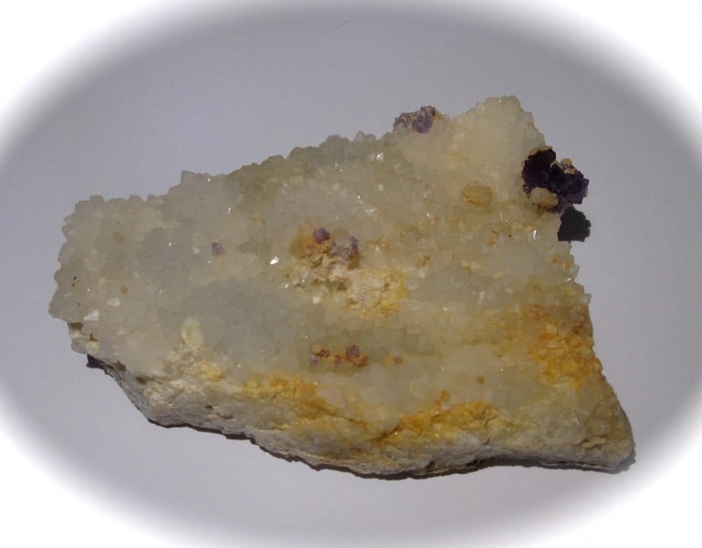 Fluorine violette et calcite sur quartz, Fontsante, Var.