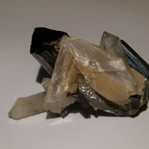 Ilvaïte, calcite et quartz, Boron Quarry, Dalnegorsk, Russie.