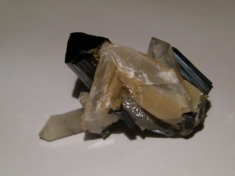 Ilvaïte, calcite et quartz, Boron Quarry, Dalnegorsk, Russie.